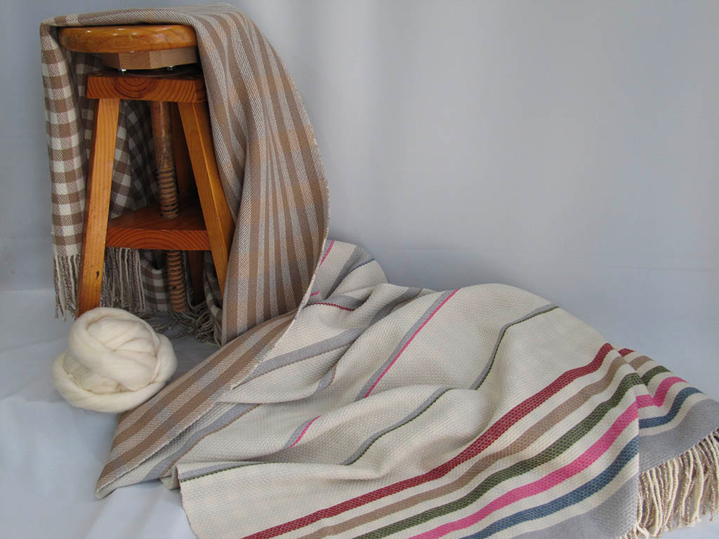 Descubre nuestros encharmes y mantas de cashmere de diseño artesanal.